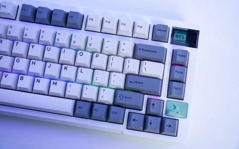 ban-phim-co-khong-day-darmoshark-k8-white-grey-rgb-hotswap3 Bàn phím cơ không dây Darmoshark K8 3